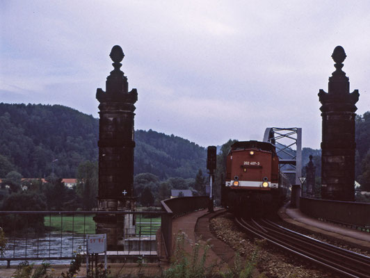 202 407-3 mit ihrem Zug von Neustadt auf der Carolabrücke in Bad Schandau, 1996