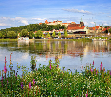 Am Abend konnte die Rückfahrt nach Cottbus bei Pirna festgehalten werden, wo sich genau im perfekten Moment eine Wolkenlücke auftat und für dieses herrliche Abendlicht sorgte. 23.06.12