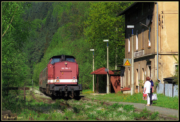 202 764 am 11. Mai 2001 in Goßdorf Kohlmühle. Wenigstens zwei Fahrgäste wollen mit in Richtung Sebnitz / Neustadt. Foto: Archiv Michael Sperl