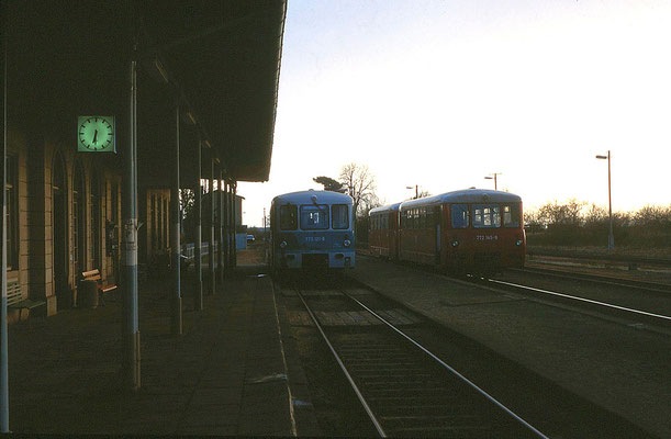 Ferkeltreffen in verschiedenen Farbschemas: Aufgenommen in Dürrröhrsdorf (Strecke Pirna - Neustadt) am 30. März 1995. Foto: Archiv Uwe Schmidt