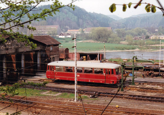 Blick ins BW mit dem Lokschuppen. Auch dieser hat schon glanzvollere Zeiten erlebt... Ein abgestellter VT 2.09 wartet auf neue Aufgaben.