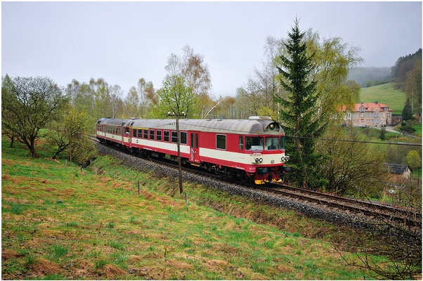 854 217-7 Decin-Rumburk-Dolni Poustevna bei Dolni Poustévna. 27.04.2013