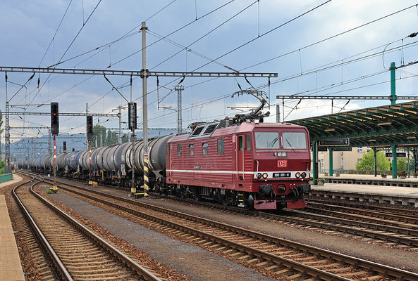 Kurz darauf folgte einer der frisch Hauptuntersuchten DB-Knödel (180 011-9). Schön das man sich bei DB Schenker doch für den Erhalt in Altlack entschieden hat...