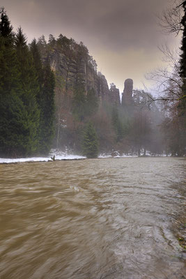 Die Polenz voll mit Schmelzwasser und von oben prasselt weiterer Regen herab. Eigentlich überhaupt kein Fotowetter... eigentlich... ;-) Am Polenztalwächter. 