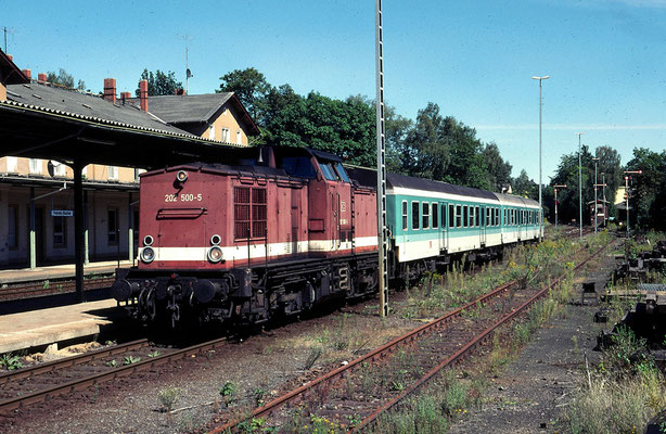 Das letzte Jahr für " Ferkeltaxe " und V 100 vor dem Traktionswechsel auf die Desiros, die 202 wartet in Sebnitz auf den Gegenzug aus Bad Schandau, 27.08.2000, Foto: Stig Mohlin ( Stockholm )