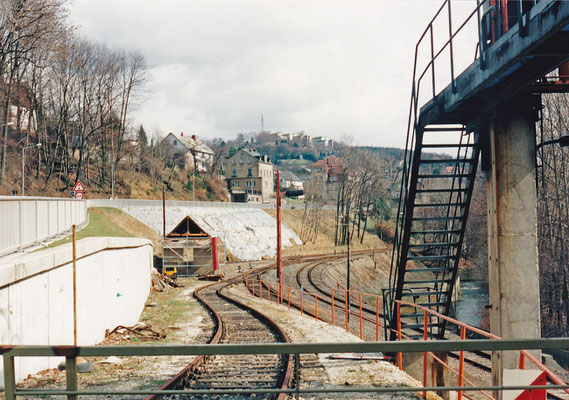 Bis 1970 wurden in Sebnitz Autodrehkrane gefertigt. Blick in das Betriebsgelände mit den Gleisanlagen.