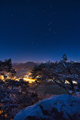 Winternacht mit Sternenfotografie auf der Bastei.