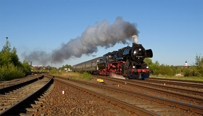 52 8131 machte sich am zeitigen Morgen des 08.05.16 auf den Weg nach Löbau, hier bei Bischofswerda. 