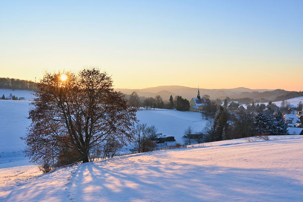 Ein Winterabend im verträumten Hinterhermsdorf. Blick von der Emmabank auf die Engelkirche.