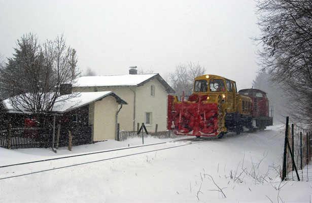 Im dichten Schneegestöber geht es auf die Strecke nach Pirna. Besonders auf den Feldern zwischen Stolpen und Dürrröhrsdorf kommt es oft zu Verwehungen, 28.01.2010