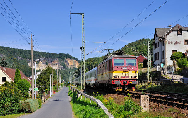 371 001 mit einem IC gen Dresden am Berghof in Wehlen, September 2011.