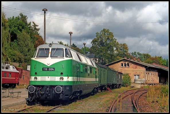 Am 17. September 2000 gab es eine kleine Fahrzeugausstellung am Bf.Sebnitz, an der auch die damals nahezu HU-frische 118 004 der ITL Eisenbahngesellschaft teilnahm. Foto: Archiv Michael Sperl