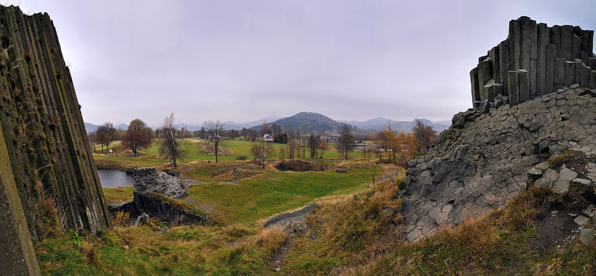 ... an dieser Stelle deshalb 3 Aufnahmen vom November 2011. Es handelt sich um den Panska Skala (Herrenhausfelsen), einen sehr imposanten Basaltkegel mit schöner Rundumsicht.