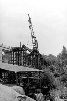 Rückbau der Behelfsbrücke mittels Eisenbahn Drehkran, 1989. 