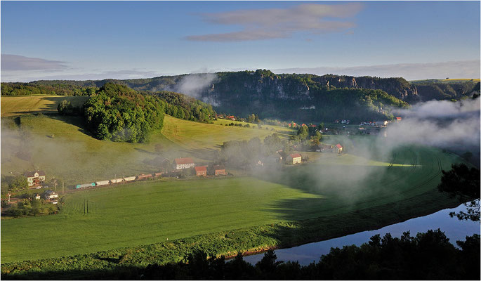 An einem zeitigen Maimorgen 2014 kämpft sich die 189 der ITL bei Rathen durch die letzten Nebelschwaden der Nacht.