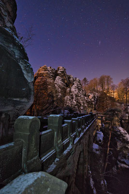 Winternacht mit Sternenfotografie auf der Bastei.