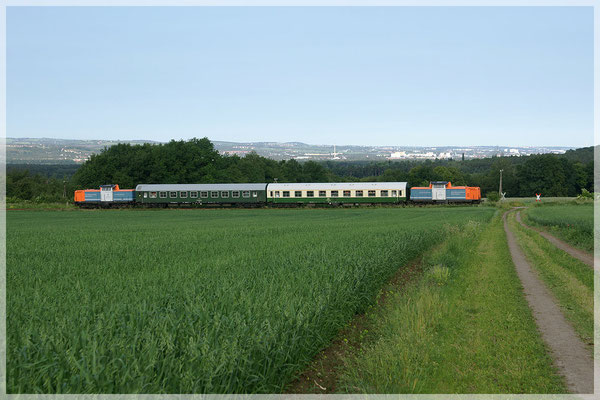 Nachfolgend möchte ich noch ein paar Bilder anderer Fotografen hier zeigen: Am 02.06.11 konnte der Zug auf den Feldern bei Lohmen beobachtet werden. Foto: Hannes Ortlieb