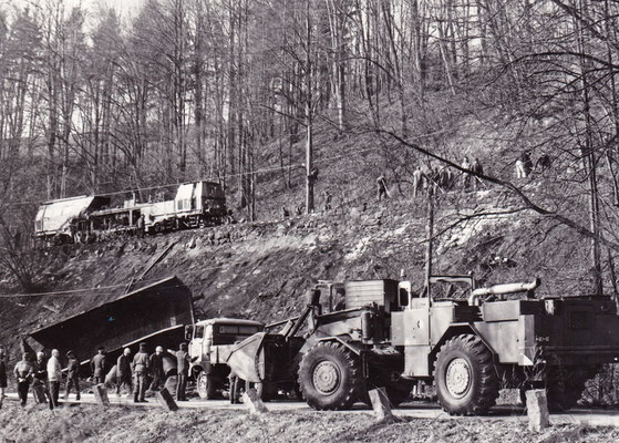 Schweres Räumgerät rückt an, oben auf dem Gleis zu erkennen: Ein Gleisbautrupp zur schnellen Wiederherstellung der Schadstelle. Foto: Archiv Sven Kasperzek