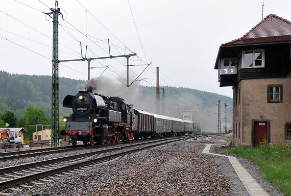 Mit 65 1049 zur Eröffnung der Dresdner Dampfschifffahrt. Leider nur bei Regenwetter rollte die Lok hier durch Königstein, 01.05.2010.