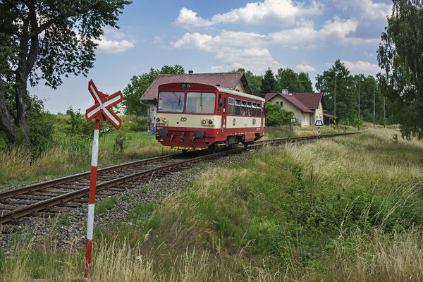 810 668-4 Rumburk - Mikulášovice verlässt die Bahnstation von Panský, 30.06.18