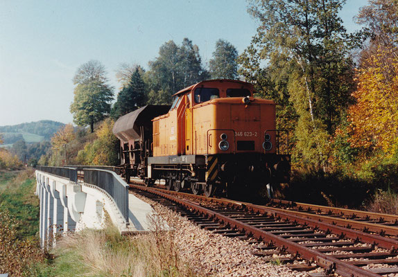 346 623-2 mit einer kleinen Güterzugleistung am Anschlußgleis ehem. Papierfabrik (Viadukt Amtshainersdorf). 10/94, Foto: Sven Kasperzek