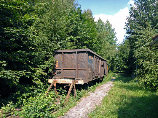 Im Bahnhof Oberottendorf werden mittlerweile schadhafte Wagen der Steinbruchzüge zwischengelagert. Dazu wurde ein Prellbock errichtet sowie die Strecke vom Bewuchs befreit. August 2015 (Handyfoto).