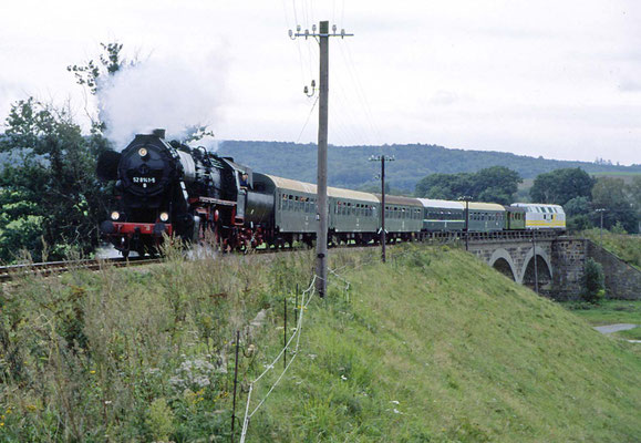 Als die Züge noch bis Bautzen fuhren - 52 8141-5 mit Schubhilfe von 204 der KEG kurz nach der Ausfahrt in Neustadt bei Langburkersdorf, 1998