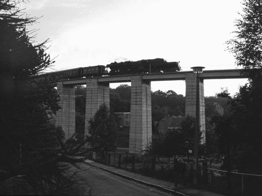 52 8141 der Ostsächsischen Eisenbahnfreunde auf dem Sebnitzer Stadtviadukt, 1996, Foto: Jürgen Vogel