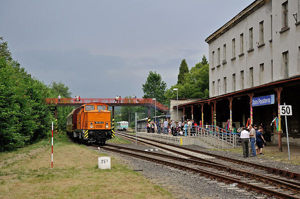 Am Abend des 05.07.14 bevor es für die beiden Sonderzüge wieder zurück nach Löbau ging, gab es in Dolni Poustévna  vor dunkel verhangenem Gewitterhimmel noch ein paar Rangierarbeiten, hier mit beiden Sonderzügen.