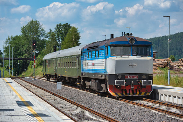 Seit dem 18. April 2021 wurde der Schluckenauer Zipfel um einen wirklich tollen Zug bereichert: Der Lužickohorský rychlík verkehrt an Wochenenden und Feiertagen in CZ von Prag bis nach Mikulášovice dolní nádraží, welches T478 2065 am 27.06.21 erreicht hat