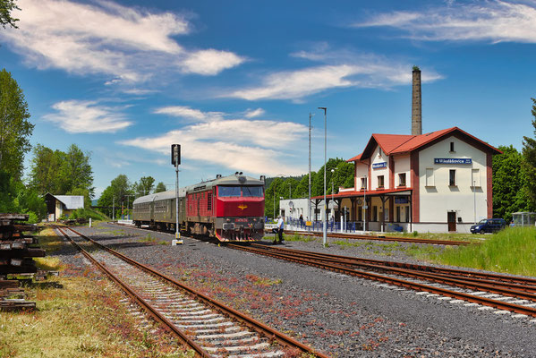 T478 1215 mit dem Lužickohorský rychlík Prag - Mikulášovice dolní nádraží im Zielbahnhof, Mai 2023.