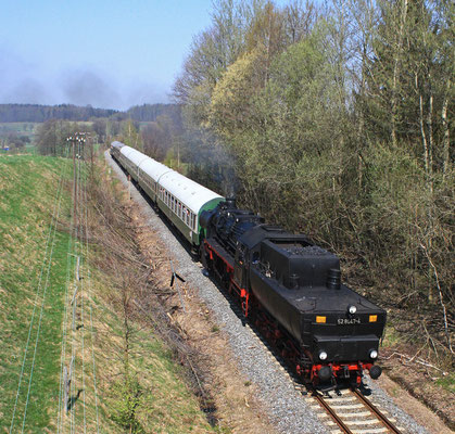 Nach dem Umsetzen in Neustadt ging es nun Tender vorran nach Bad Schandau, hier der Zug kurz vor dem HP Krumhermsdorf, 11.04.09, Foto: Jürgen Vogel