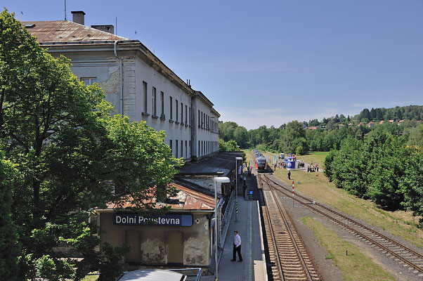 Nach dem Banddurchschnitt erfolgte die erste Fahrt über die Grenze, der Eröffnungszug hält in Dolni Poustévna auf der Grünen Wiese um den Zugverkehr aus Rumburk nicht zu behindern. Es folgen weitere Reden der Politik.