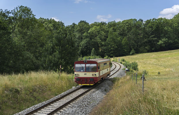 810 668-4 Mikulášovice - Rumburk erreicht die Bahnstation von Brtníky, 01.07.18