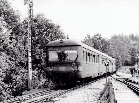 Eröffnungszug über das neue Sebnitzer Stadtviadukt mit 112 850-3 am 18.06.1989. Foto: Archiv Sven Kasperzek.