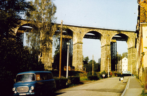 Ein letzter Blick auf das schöne Sebnitzer Stadtviadukt, sein letztes Stündlein hat nun bald geschlagen. Die Behelfsbrücke ist komplett montiert. 1984, Foto: Archiv Sven Kasperzek.