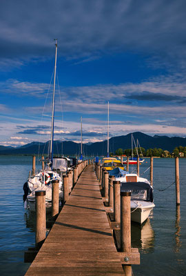 Bootssteg bei Gstadt am Chiemsee, im Hintergrund die Fraueninsel.