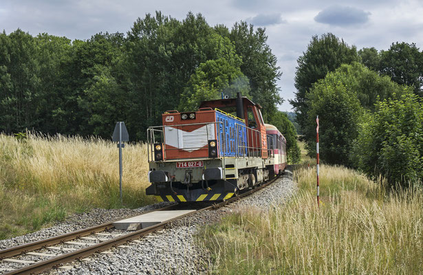 714 027-0 mit dem Ausflugszug von Decin nach Mikulášovice bei Brtníky, 30.06.18