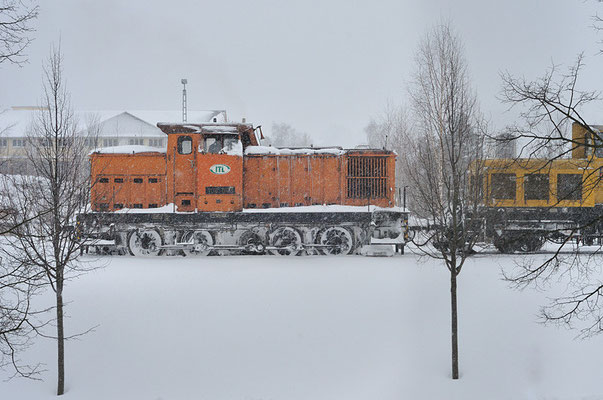 Die ITL im Dauereinsatz mit der Schneefräse. Starke Schneefälle in den letzten Tagen führten heute zur kompletten Sperrung nach Bad Schandau und Einschränkungen nach Pirna. 106 003 hier in Neustadt am 15.12.10