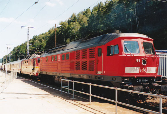 Nachfolgend ein paar interessante Sichtungen aus Bad Schandau: 234 016 als IC-Vorspann. Sommer 2004, Foto: Archiv Robert Schleusener