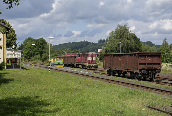 Nach dem Umsetzen in Rumburk werden später in der Regel noch weitere Güterwagen im Streckenverlauf bis Decin aufgenommen. In der Regel im Bahnhof Rybniste. Sluknov, 30.07.2016