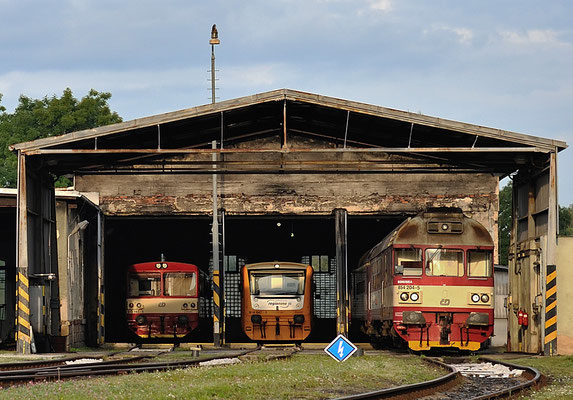 Rechts 854 204-5, in der Mitte ein Regio Nova (Baureihe 814/914), links stehen 810 165-1 und verdeckt 810 340-0. Beide "Brotbüchsen" sind seit der Eröffnung der U28 nun leider nur noch Reserve.