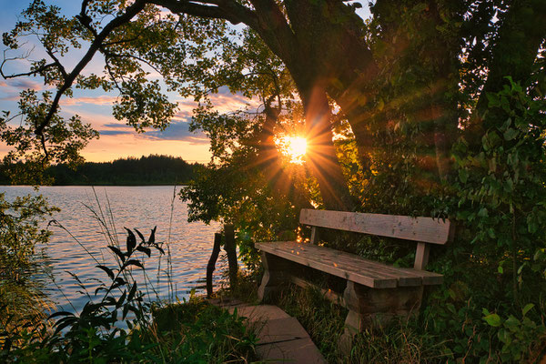 Malerischer Sonnenuntergang am Hartsee. Einer der vielen schönen Seen der Eiszeitseen (Eggstätter Seenplatte).