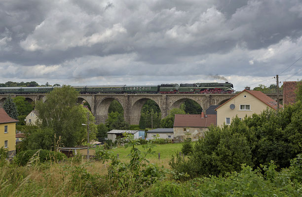 Sonderzug Leipzig-Breslau mit 18 201 (incl. Zusatztender) auf dem Viadukt in Demitz-Thumitz, 09.07.2016