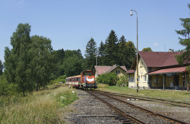 714 027-0 von Mikulášovice nach Rumburk erreicht die idyllisch gelegene Bahnstation von Panský, 30.06.18