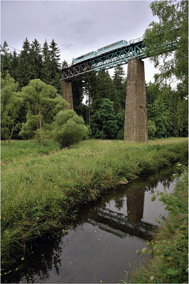 Gefolgt von dem Ferkeltaxi 772 413-1/972 502-9 ebenfalls auf dem Viadukt bei Vilemov. Der lokbespannte Sonderzug verkehrte an diesem Wochenende von Sebnitz bis nach Sluknov, die Ferkeltaxe von Sebnitz bis nach Mikulasovice.