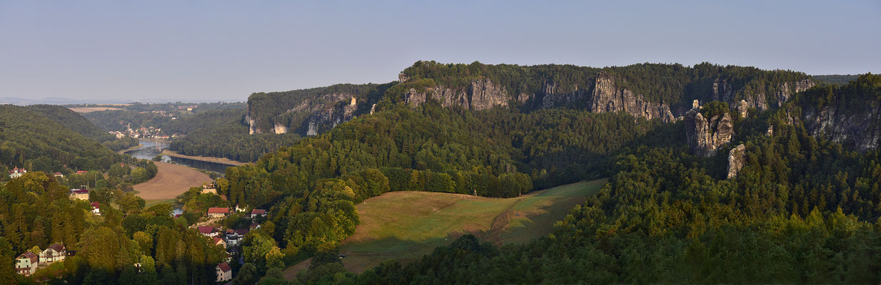 Panoramaaufnahme vom Gamrig. Der Blick geht hinüber ins Basteigebiet und Elbabwärts nach Wehlen. 