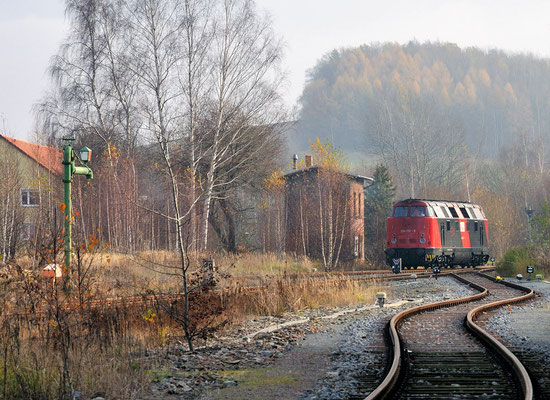 Die beiden Schneeräumfahrzeuge sind ab jetzt in Dresden stationiert um im Ernstfall schneller darauf zugreifen zu können. 228 757 des Erfurter Bahnservice vor dem Stellwerk 2 in Neustadt. 21.11.11