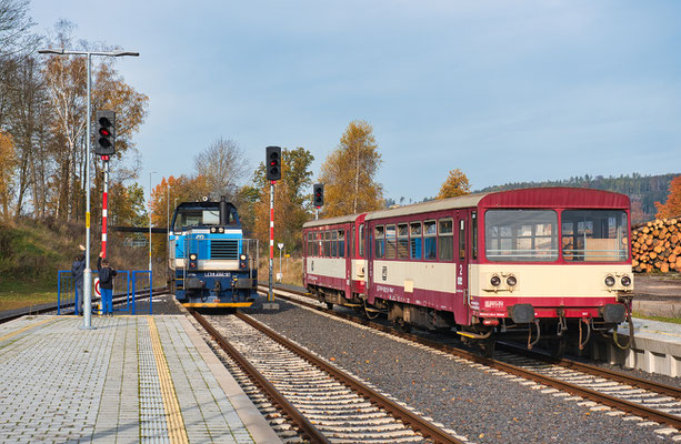 714 202-9 mit dem Deciner Touristenzug in Mikulášovice dolní nádraží, Oktober 2022.