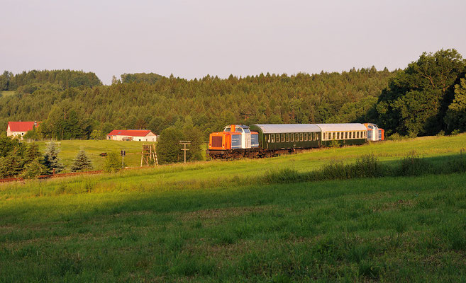 Am nächsten Tag: 04:30 Uhr aufstehen um auch den ersten Zug nach Bad Schandau im besten Licht der goldenen Stunde zu erwischen. Hier kommen die beiden 212ér durch die Steigung bei Krumhermsdorf. 04.06.11, 06:06 Uhr